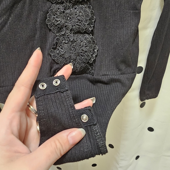 Lulus black lace front long sleeve V-neck bodysuit Small - Picture 5 of 6